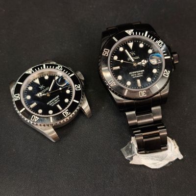 deux montres assises l'une à côté de l'autre sur une table