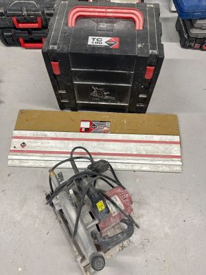 de nombreux outils posés sur une table