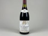 une bouteille de vin posée sur une table