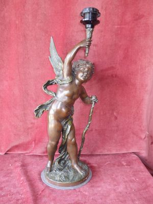 une image représentant une statue de Cupidon tenant une bougie