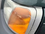 un gros plan sur les phares avant et les feux arrière d'une voiture