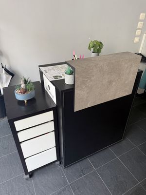 Comptoir d'accueil en stratifié noir Trois dessertes à roule…