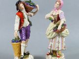 paire de figurines représentant un homme et une femme tenant des paniers de fleurs
