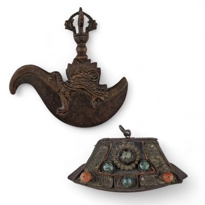 TIBET - XIXe SIECLE - DEUX OBJETS RITUELS TIBETAINS: - COUTE…