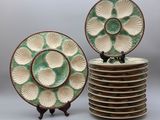 plusieurs assiettes sont empilées sur une table