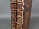 deux vieux livres posés l'un sur l'autre sur une table