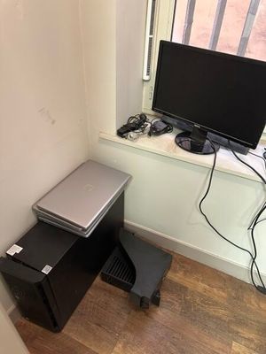 un petit bureau sur lequel se trouvent un ordinateur portable et un écran