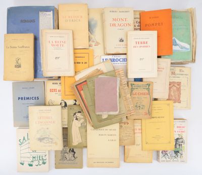 beaucoup de livres sur la table