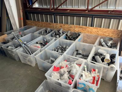 de nombreux bacs contenant des objets divers dans un garage