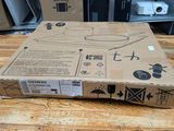 une boîte en carton posée sur une table en bois sur laquelle est représenté un oiseau