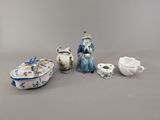 Plusieurs pièces de porcelaine sont posées sur une surface grise