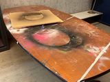 une planche de surf posée sur une table dans une pièce