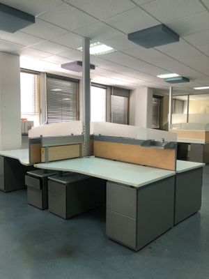 un bureau vide avec un bureau et des chaises à l'intérieur