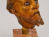buste en bronze représentant un homme barbu et moustachu, posé sur un socle en marbre