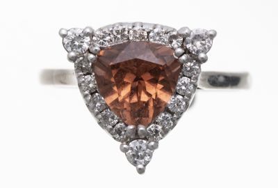 une photo d'une bague sertie d'un diamant brun