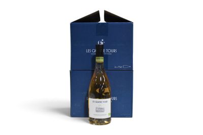une bouteille de vin blanc devant une boîte bleue