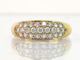 une bague en or sertie de nombreux diamants