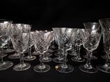 de nombreux verres à vin alignés sur une table noire