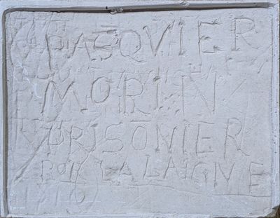 un panneau blanc sur lequel on peut lire « Bienvenue dans la ville »
