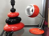 une table sur laquelle se trouvent une lampe et une pile de pierres