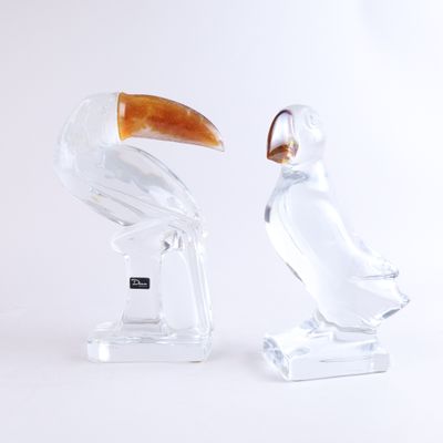 deux figurines en verre représentant un toucao et un toucao