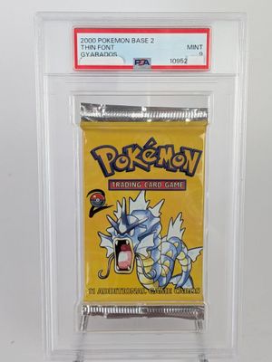 un gros plan d'une carte à collectionner Pokémon dans un étui en plastique