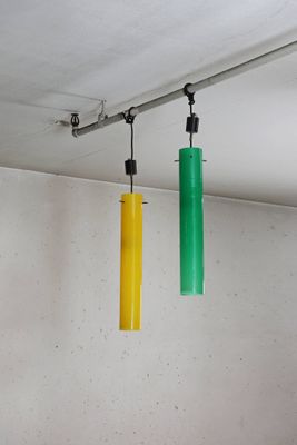 deux tubes verts et jaunes suspendus au plafond