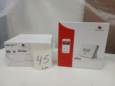 deux boîtes contenant des appareils électroniques blancs et rouges, placées l'une à côté de l'autre