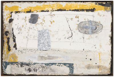 une image représentant un tableau accroché à un mur blanc, entouré d'une bordure jaune