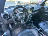 l'intérieur d'une petite voiture avec un volant et un tableau de bord