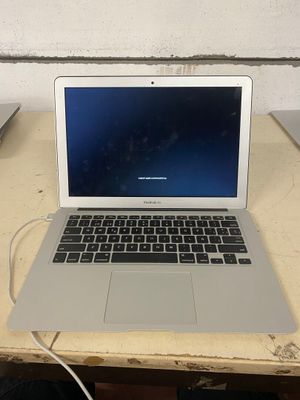 un ordinateur portable posé sur un bureau en bois