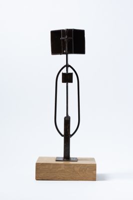 sculpture en bois et en métal représentant une lampe posée sur un socle en bois