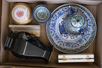 une boîte contenant divers objets décoratifs
