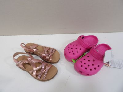 une paire de sandales roses et une paire de chaussures roses