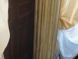une grande colonne surmontée d'une horloge