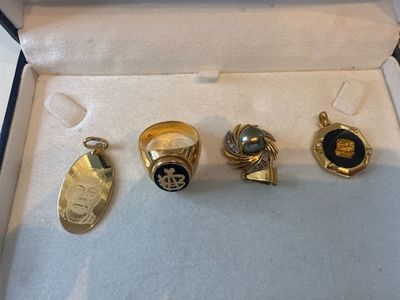 une boîte contenant tout un tas de bagues en or