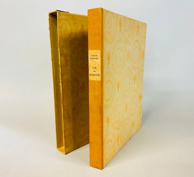 un livre ouvert, à la couverture jaune, posé sur une surface blanche