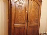 une armoire en bois dans un coin d'une chambre