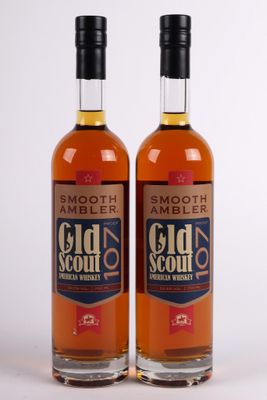 deux bouteilles de scotch et une bouteille de bourbon sur fond blanc