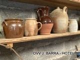 de nombreux vases différents sur les étagères de cette pièce
