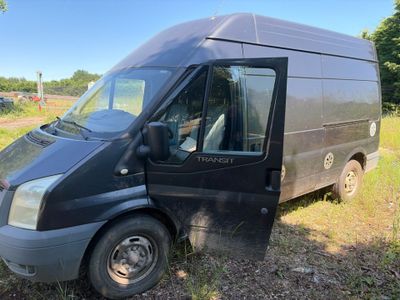 une camionnette noire garée dans l'herbe