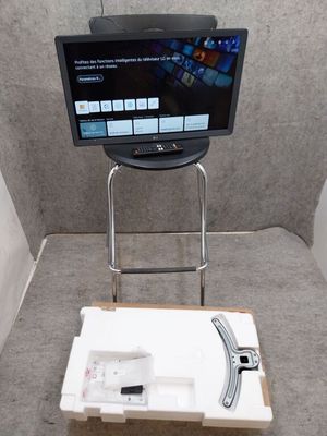 un téléviseur posé sur un meuble dans une pièce