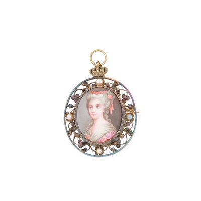 portrait d'une femme vêtue d'une robe rose et portant une couronne sur la tête