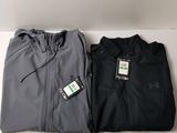 deux vestes Under Armour pour homme, l'une noire et l'autre grise
