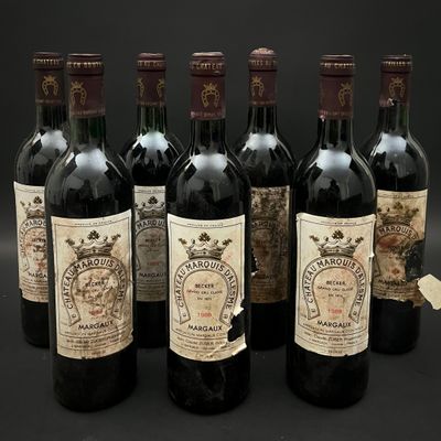 six bouteilles de vin sont alignées sur une table