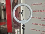 une image représentant une photo d'un salon de beauté avec un miroir