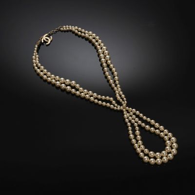 un collier de perles muni d'un fermoir et d'un fermoir supplémentaire