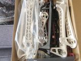 une boîte contenant divers objets, posée sur un canapé