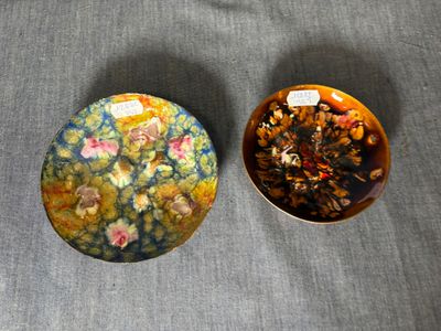 deux bols aux motifs différents posés sur une table