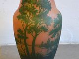 un vase sur lequel figure l'image d'un arbre